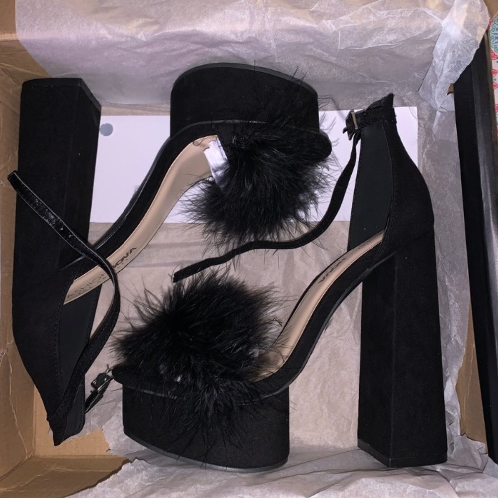 Black fluffy heels🖤